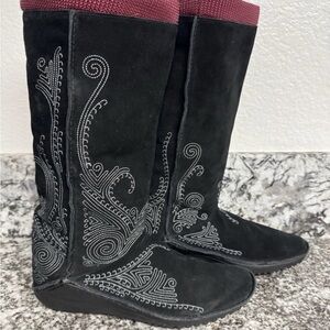 PUMA MONSOON MID CALF Womens 9 BLACK SUEDE EMBROIDERED BOOTS Boho Western Chic